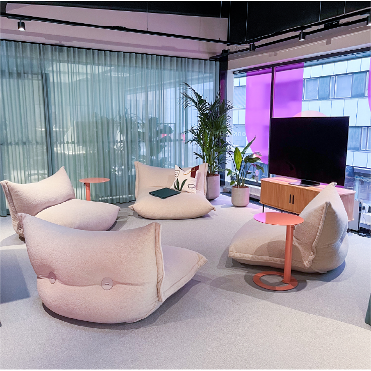 IT-yrityksen luova yhteistyötila, mikä kutsuu pelaamaan, kokoustamaan ja viettämään aikaa