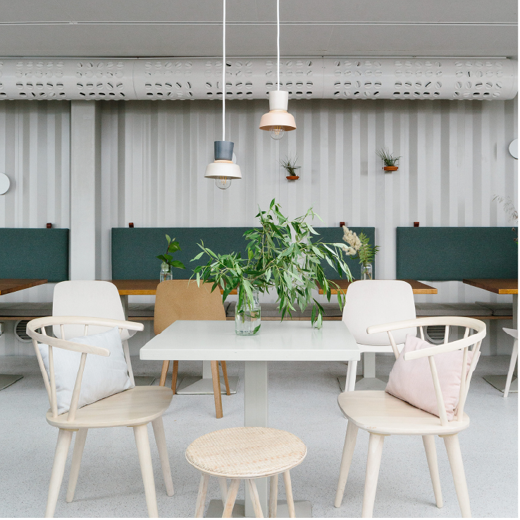 Ravintolan sisusus skandinaavisilla kalusteilla