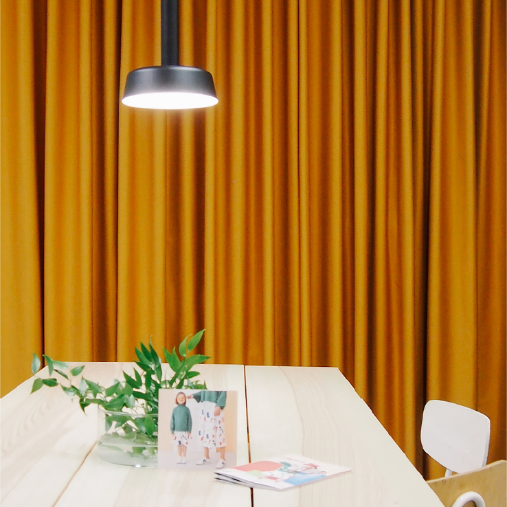 Herkullisen värinen akustinen verho ja minimalistinen sisustus